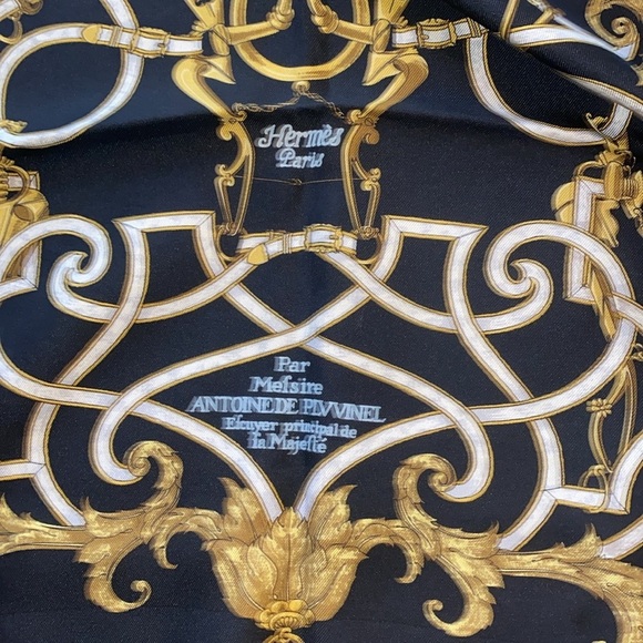 EUC Hermes small 💯 Silk Small  Scarf with box size small/XS Twilly square - Picture 2 of 6